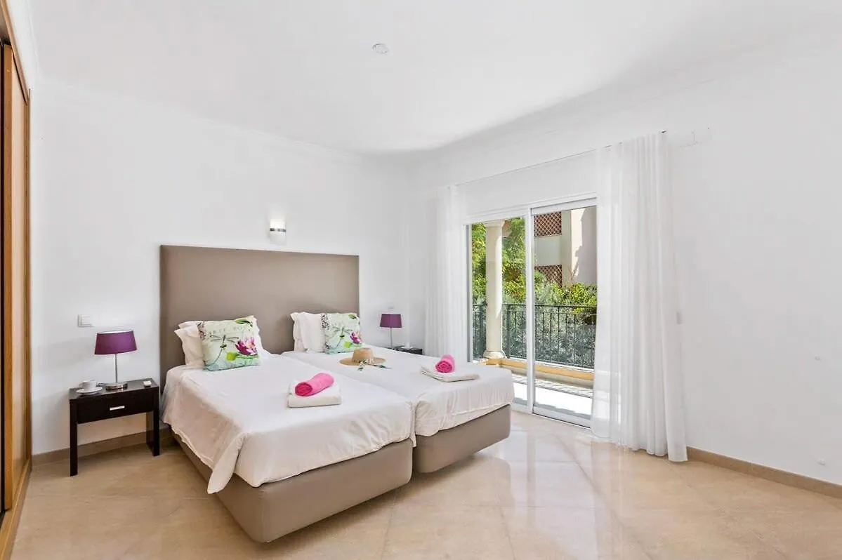 Villa Helene Norvilla: Luxury Retreat with Heated Pool Near Gale Beach Guia  0*, Guia (Faro)