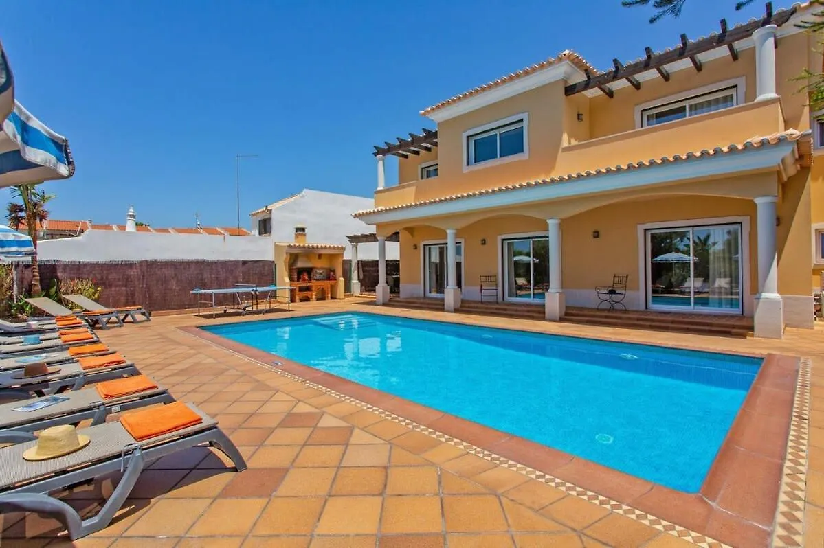 Villa Helene Norvilla: Luxury Retreat with Heated Pool Near Gale Beach Guia
